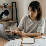 【2025年版】チャットレディに年末調整は不要！確定申告が必要になる基準と会社にバレない方法を完全解説